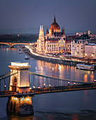 Das ungarische Parlament an der Donau mit der Kettenbrücke, UNESCO-Weltkulturerbe, Budapest, Ungarn, Europa