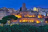 Trajans-Markt (Mercati di Traiano), restaurierter römischer Forumskomplex, UNESCO-Weltkulturerbe, mit Blick auf die blaue Stunde, Rom, Latium, Italien, Europa