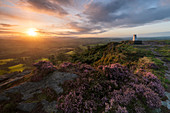 Der Vermessungspunkt bei Cloudside mit erstaunlichem Sonnenaufgang im Sommer, Congleton, Cheshire, England, Vereinigtes Königreich, Europa