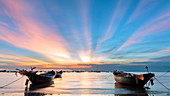 Sonnenuntergang vom vorderen Strand, Vung Tau mit rosa Wolken und kleinen Fischerbooten im Vordergrund, Vung Tau, Vietnam, Indochina, Südostasien, Asien