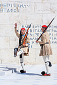Evzone-Soldaten, die Wachwechsel durchführen, Athen, Griechenland, Europa