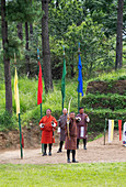 Männer nehmen an einem Bogenschießen-Wettbewerb teil, Bhutans Nationalsport, Bhutan, Asien