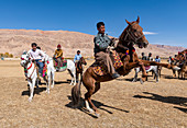 Männer, die ein traditionelles Buzkashi-Spiel, Yaklawang, Afghanistan, Asien üben