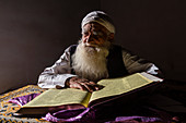 Sufi-Priester studiert den heiligen Koran im Heiligtum von Mawlana Abdur Rahman Jami, Herats größtem Dichter des 15. Jahrhunderts, Herat, Afghanistan, Asien