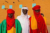 Bunt gekleidete Leibwächter des Sultans von Agadez, UNESCO-Weltkulturerbe, Agadez, Niger, Westafrika, Afrika