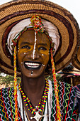 Wodaabe-Bororo-Mann mit gemaltem Gesicht beim jährlichen Gerewol-Festival, Balzwettbewerb unter den Wodaabe-Fula-Leuten, Niger, Westafrika, Afrika