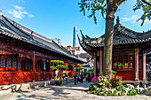 Ansicht der traditionellen und zeitgenössischen chinesischen Architektur in Yu Garden, Shanghai, China, Asien