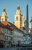Obelisk und Brunnen der Carnia Flüsse und St. Nikolaus Kirche, Altstadt, Ljubljana, Slowenien, Europa