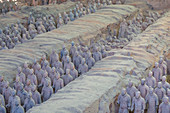 Ansicht der Terrakotta-Krieger im Grabmuseum, UNESCO-Weltkulturerbe, Xi'an, Provinz Shaanxi, Volksrepublik China, Asien