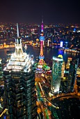 Luftaufnahme des Finanzbezirks Pudong in der Abenddämmerung, Shanghai, China