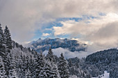 Blick durch die Wolken auf die Sojerngruppe mit Schöttelkarspitze und Sojernspitze, Krün, Mittenwald, Bayern, Deutschland.