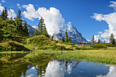 Mann und Frau beim Wandern an Bergsee, Eiger im Hintergrund, Berner Oberland, UNESCO Weltnaturerbe Schweizer Alpen Jungfrau-Aletsch, Berner Alpen, Bern, Schweiz