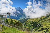 Mehrere Personen stehen auf Cliff Walk mit Blick auf Eiger, Tissot Cliff Walk, First, Grindelwald, Berner Oberland, UNESCO Weltnaturerbe Schweizer Alpen Jungfrau-Aletsch, Berner Alpen, Bern, Schweiz