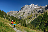 Mann und Frau beim Wandern mit Jungfrau im Hintergrund, Obersteinberg, Berner Oberland, UNESCO Weltnaturerbe Schweizer Alpen Jungfrau-Aletsch, Berner Alpen, Bern, Schweiz