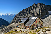 Hütte Baltschiederklause mit Blick über das Baltschiedertal auf Walliser Alpen mit Dom, Baltschiederklause, Berner Alpen, Wallis, Schweiz