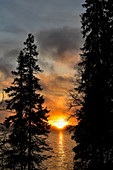 Sonnenaufgang über einem See in Lappland, Risbäck, Jämtland, Schweden