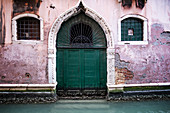 Blick auf eine Grüne Torpforte an einem Kanal in san Marco, Venedig, Venetien, Italien, Europa