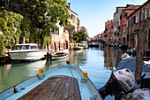 Blick einen Kanal mit Booten in Cannaregio, Venedig, Venetien, Italien, Europa