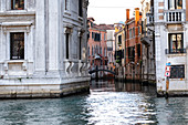 Blick in einen Kanal entlang des Canale Grande, Venedig, Venetien, Italien, Europa