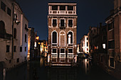 Blick auf den Palazzo Tetta bei Nacht in San Marco, Venedig, Venetien, Italien, Europa