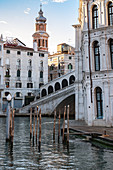 Bick auf die Rialto Brücke am Canale Grande, Venedig, Venetien, Italien, Europa