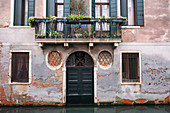 Blick auf eine Torpforte mit Balkon an einem Kanal in san Marco, Venedig, Venetien, Italien, Europa