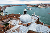 Blick vom Campanile über Kuppel der Basilika San Giorgio Maggiore auf die Lagune von Venedig, Venetien, Italien, Europa