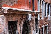 Detailaufnahme von einem geschnitzten Gesicht an einer Hausfassade in San Marco, Venedig, Venetien, Italien, Europa