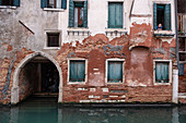 Blick auf eine Fassade an einem Kanal in cannaregio, Venedig, Venetien, Italien, Europa