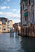 Blick auf die Hausfassade der Palazzo entlang des Canale Grande, Venedig, Venetien, Italien, Europa