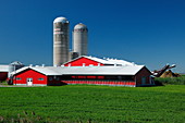 Rote Farm in einem Feld, Quebec, Kanada