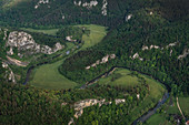 Geschwungene und wilde Donau im Durchbruchstal bei Fridingen, Luftaufnahme vom Naturpark Oberes Donautal, Donau, Deutschland