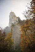 markanter spitzer Fels oberhalb von Beuron im Nebelmeer, Naturpark Oberes Donautal, Donau, Deutschland