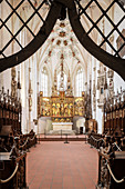 Blick durch Chorgestühl zum Hochaltar, Kloster Blaubeuren, Alb-Donau Kreis, Baden-Württemberg, Deutschland