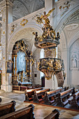 Kanzel und Altar in Hofkirche am Karlsplatz, Neuburg an der Donau, Landkreis Neuburg-Schrobenhausen, Bayern, Deutschland