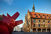 Ulmer Rathaus festlich dekoriert zum Schwörmontag, Skulptur von Keith Harring, Ulm, Donau, Schwäbische Alb, Baden-Württemberg, Deutschland