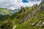 Abstieg vom Lösertaljoch mit Blick auf den Hasentalkopf und die Große Klammspitze, Ammergauer Alpen, Bayern, Deutschland, Europa
