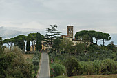 Weingut mit Kirchturm im Chianti, Toskana, Italien 