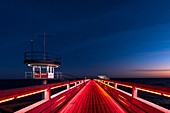 Lichterilluminierung der Seebrücke in Kellenhusen zur blauen Stunde, Ostsee, Ostholstein, Schleswig-Holstein, Deutschland