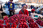 Zoma, Marktstand mit Erdbeeren auf dem Freitagsmarkt in der Hauptstadt Antananarivo, Madagaskar, Afrika