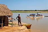 Fähre über den Tsiribihina Fluss bei Belo, West-Madagaskar, Madagaskar, Afrika