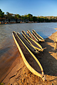 Boote am Manambolo Fluss, Nationalpark Tsingy-de-Bemaraha, Mahajanga, Madagaskar, Afrika