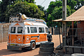 Gambia; bei Brikama; Buschtaxi am Straßenrand; vor einer Werkstatt