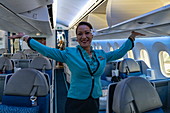 Flugbegleiterin in der Poerava Business Class von Air Tahiti Nui Boeing 787 Dreamliner Flugzeug am Flughafen Paris Charles de Gaulle, nahe Paris, Frankreich