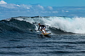 SUP Stand Up Paddler auf brechender Welle im Surfgebiet Teahupoo, Tahiti Iti, Tahiti, Windward Islands, Französisch-Polynesien, Südpazifik
