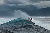 Surfer auf brechender Welle im Surfgebiet Teahupoo, Tahiti Iti, Tahiti, Windward Islands, Französisch-Polynesien, Südpazifik
