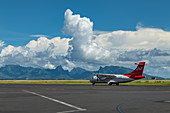 Air Tahiti ATR 42-600 Flugzeug auf Landebahn des Flughafens Tahiti Faa'a International Airport (PPT) mit Insel Moorea in der Ferne, Papeete, Tahiti, Windward Islands, Französisch-Polynesien, Südpazifik