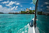 Spiegelung im Fenster von Transferboot bei Ankunft am Sofitel Bora Bora Private Island Resort in der Lagune von Bora Bora, Bora Bora, Leeward Islands, Französisch-Polynesien, Südpazifik