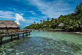 Holzsteg und Überwasserbungalows im Sofitel Bora Bora Private Island Resort, Bora Bora, Leeward Islands, Französisch-Polynesien, Südpazifik