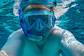 Unterwasseraufnahme und Selfie von Fotograf Holger Leue mit Tauchermaske und Schnorchel in der Lagune von Bora Bora, Bora Bora, Leeward Islands, Französisch-Polynesien, Südpazifik